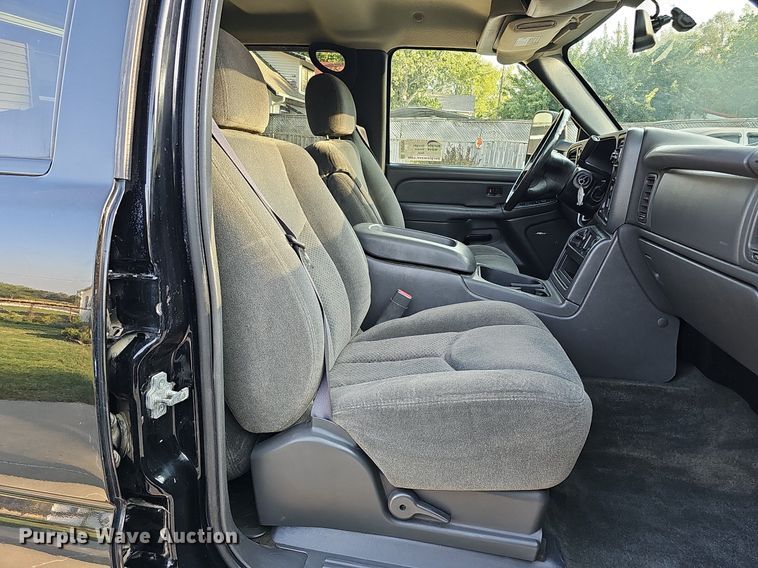 image for item DQ0292 2004 Chevrolet Silverado 1500  Crew Cab pickup truck