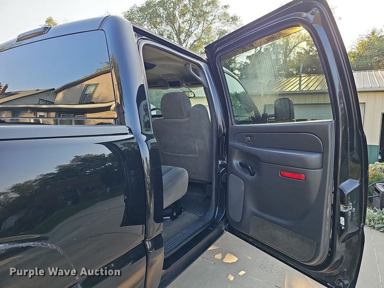 image for item DQ0292 2004 Chevrolet Silverado 1500  Crew Cab pickup truck