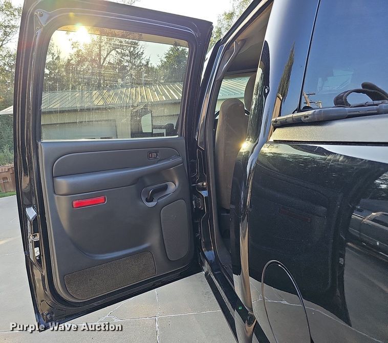 image for item DQ0292 2004 Chevrolet Silverado 1500  Crew Cab pickup truck