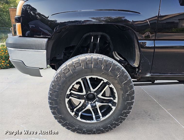 image for item DQ0292 2004 Chevrolet Silverado 1500  Crew Cab pickup truck