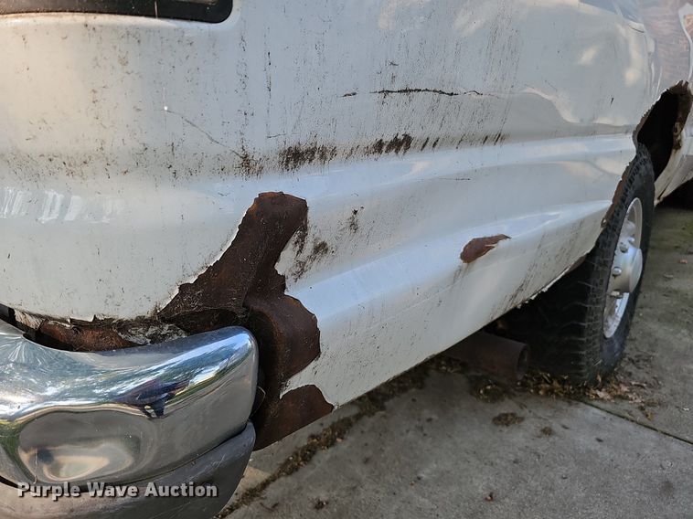 image for item DQ0307 2003 Ford E350 XLT Super Duty  van