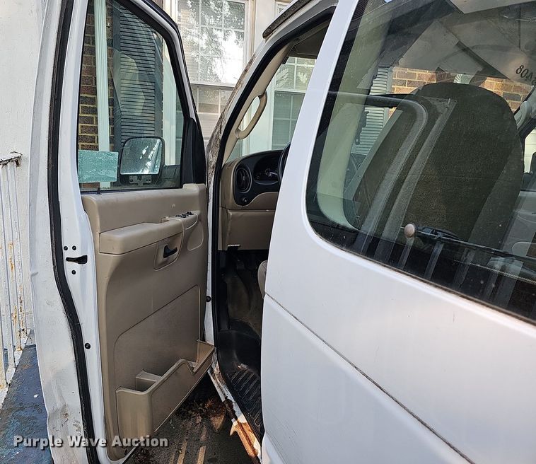 image for item DQ0307 2003 Ford E350 XLT Super Duty  van