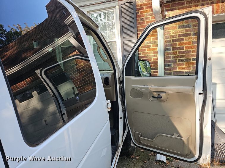 image for item DQ0307 2003 Ford E350 XLT Super Duty  van