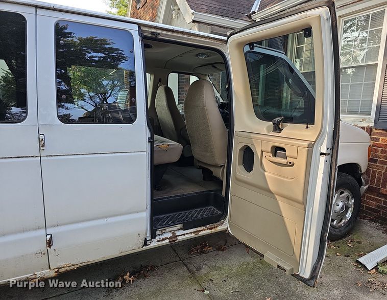 image for item DQ0307 2003 Ford E350 XLT Super Duty  van