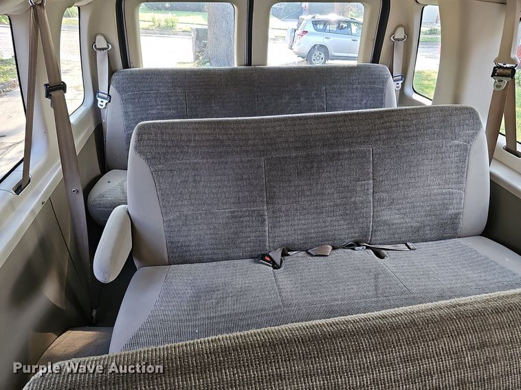 image for item DQ0307 2003 Ford E350 XLT Super Duty  van