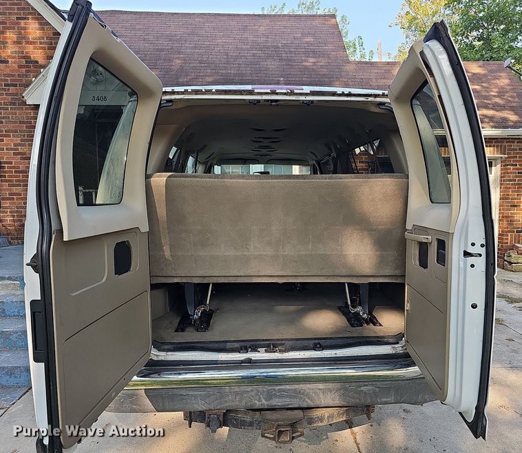 image for item DQ0307 2003 Ford E350 XLT Super Duty  van