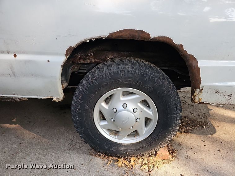 image for item DQ0307 2003 Ford E350 XLT Super Duty  van