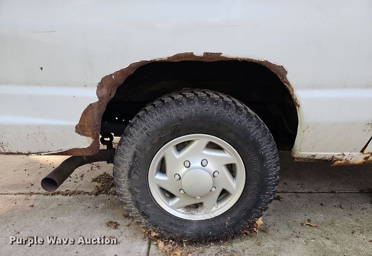 image for item DQ0307 2003 Ford E350 XLT Super Duty  van