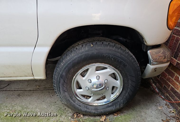 image for item DQ0307 2003 Ford E350 XLT Super Duty  van
