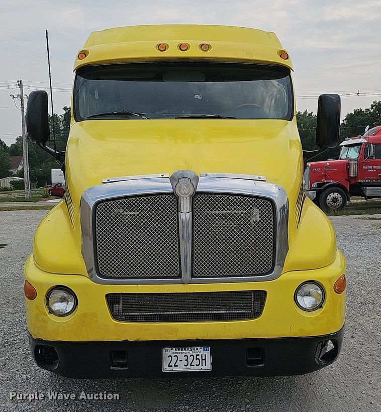 image for item DQ0310 1997 International T2000  semi truck