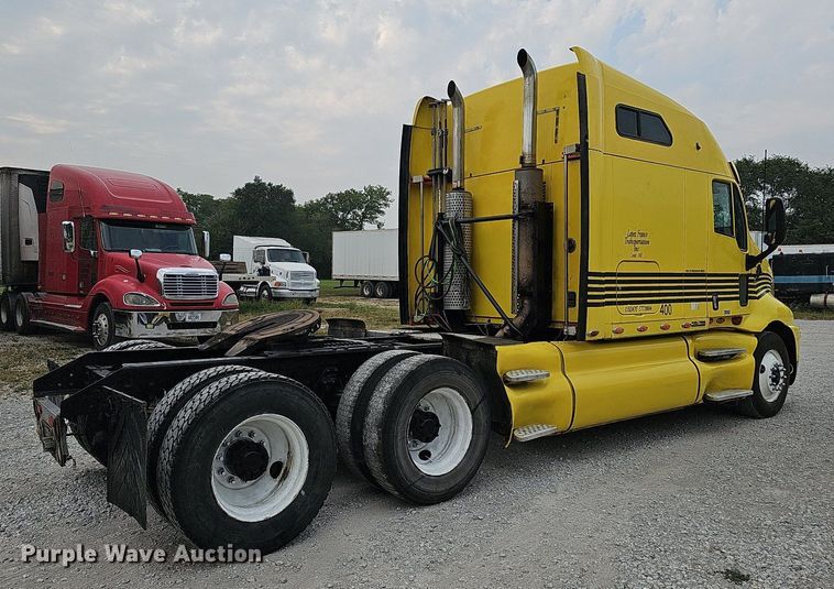 image for item DQ0310 1997 International T2000  semi truck