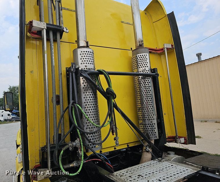 image for item DQ0310 1997 International T2000  semi truck