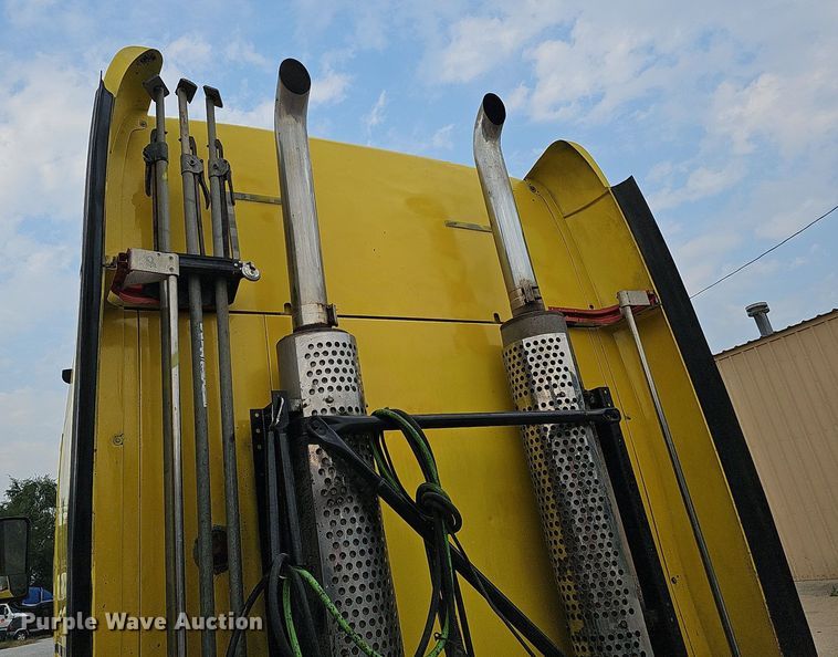 image for item DQ0310 1997 International T2000  semi truck