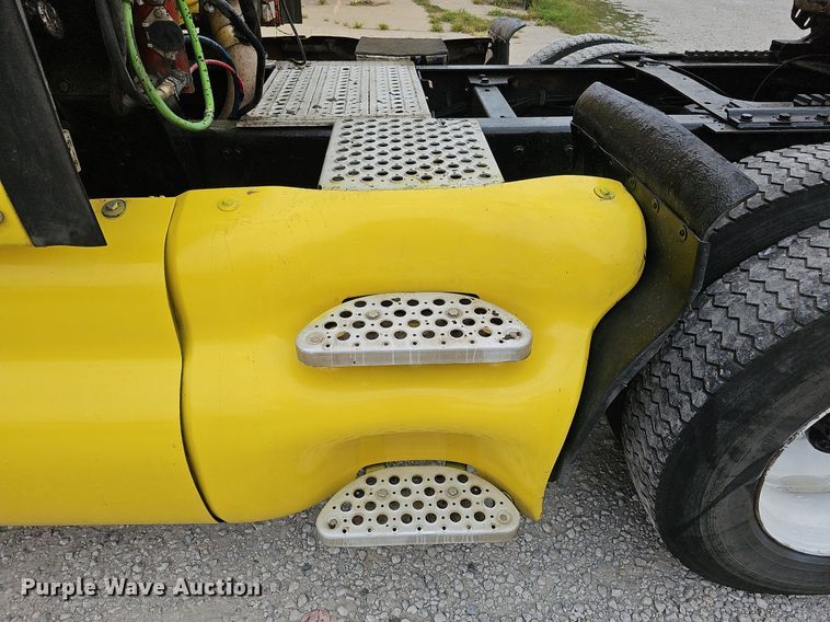 image for item DQ0310 1997 International T2000  semi truck