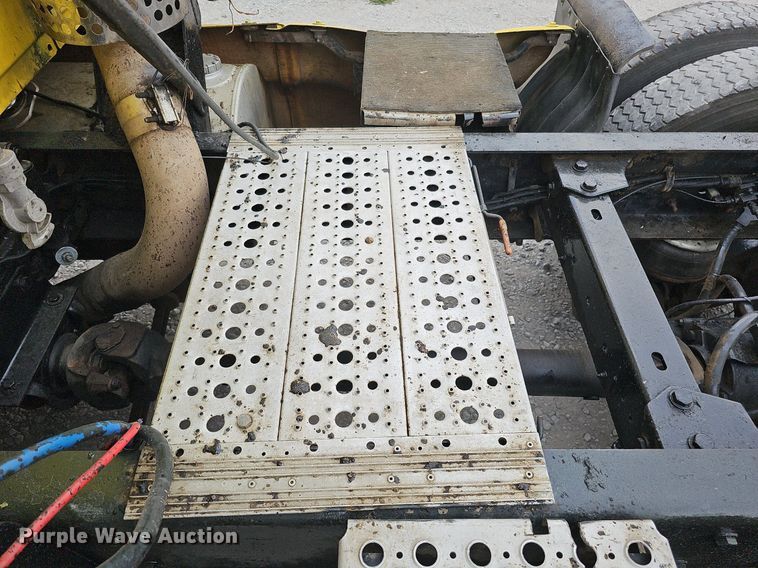 image for item DQ0310 1997 International T2000  semi truck