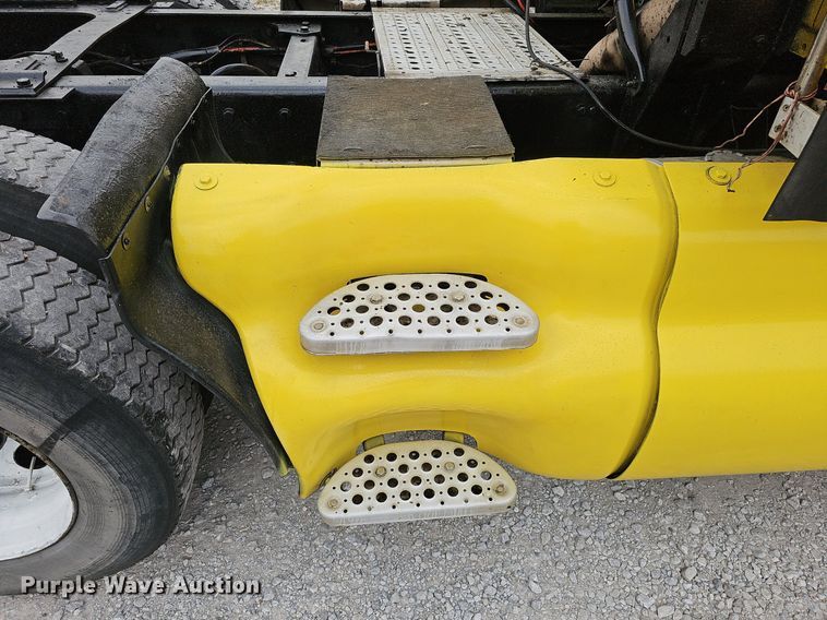 image for item DQ0310 1997 International T2000  semi truck