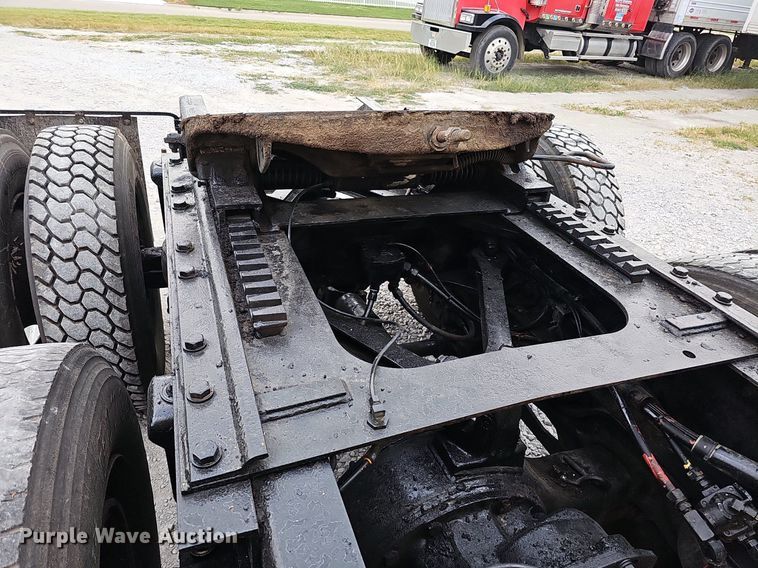 image for item DQ0310 1997 International T2000  semi truck