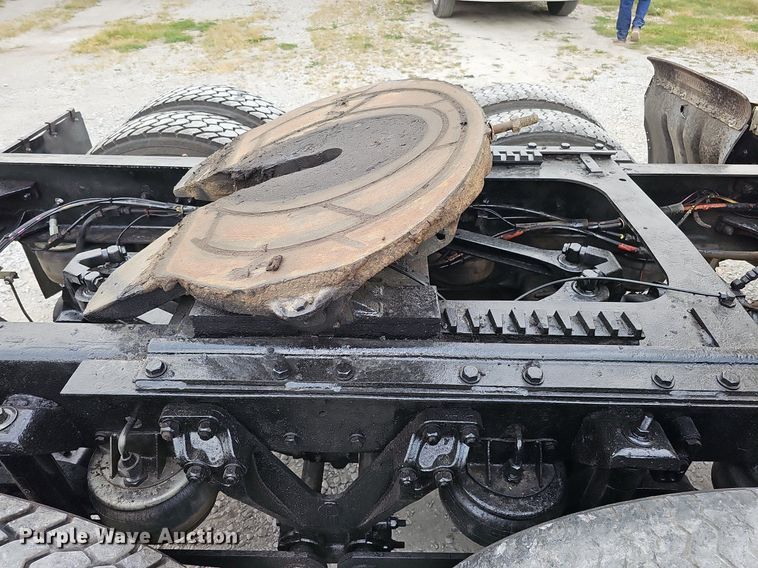 image for item DQ0310 1997 International T2000  semi truck