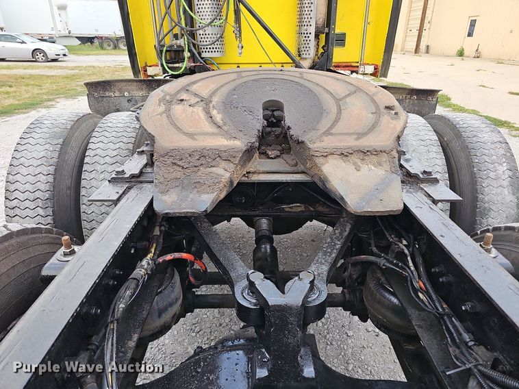 image for item DQ0310 1997 International T2000  semi truck