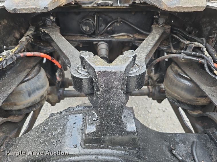 image for item DQ0310 1997 International T2000  semi truck