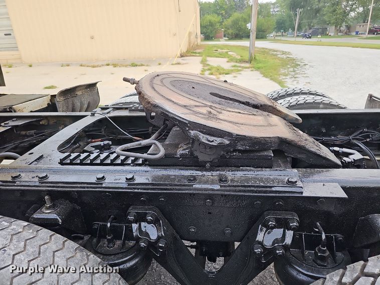 image for item DQ0310 1997 International T2000  semi truck