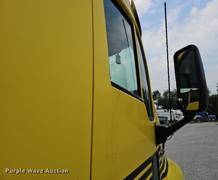 image for item DQ0310 1997 International T2000  semi truck