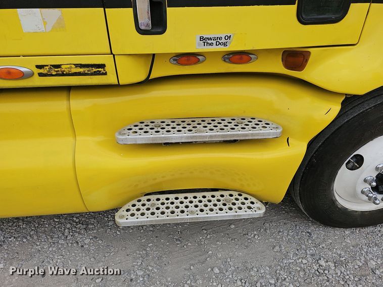 image for item DQ0310 1997 International T2000  semi truck