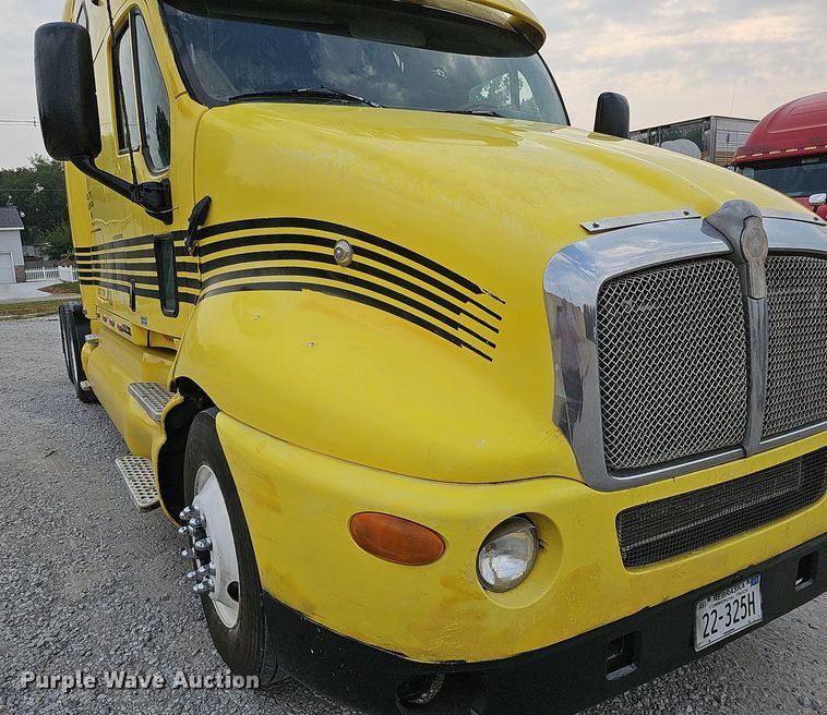 image for item DQ0310 1997 International T2000  semi truck