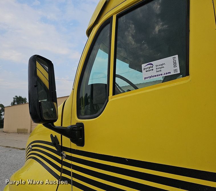 image for item DQ0310 1997 International T2000  semi truck