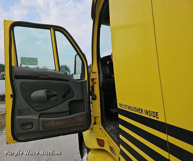 image for item DQ0310 1997 International T2000  semi truck