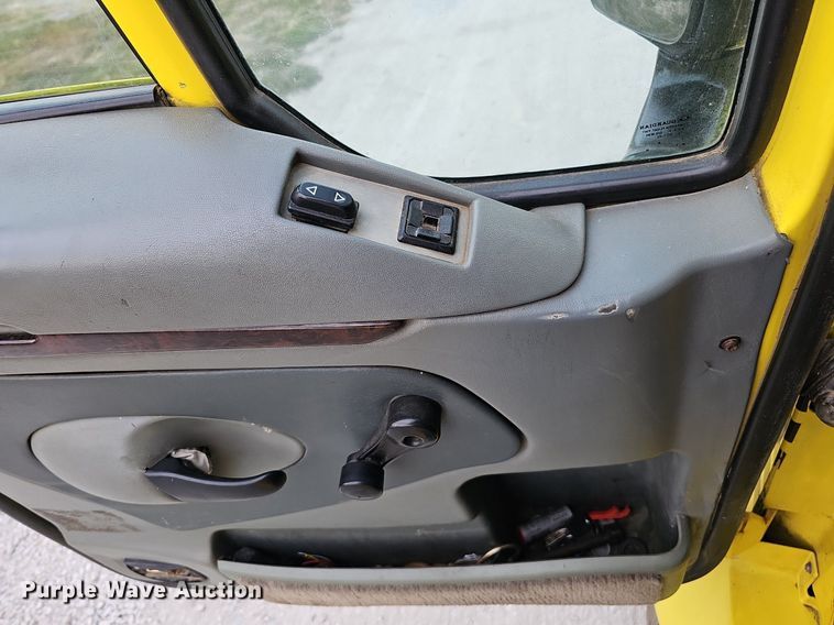 image for item DQ0310 1997 International T2000  semi truck