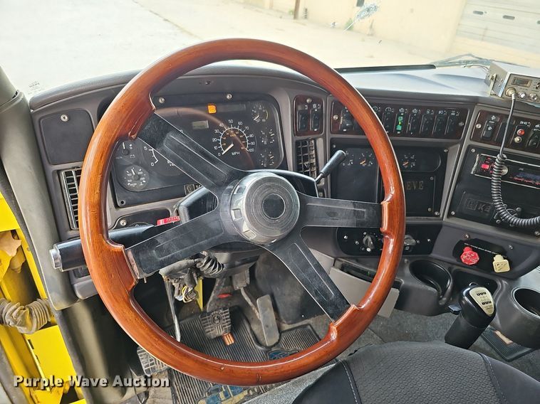 image for item DQ0310 1997 International T2000  semi truck