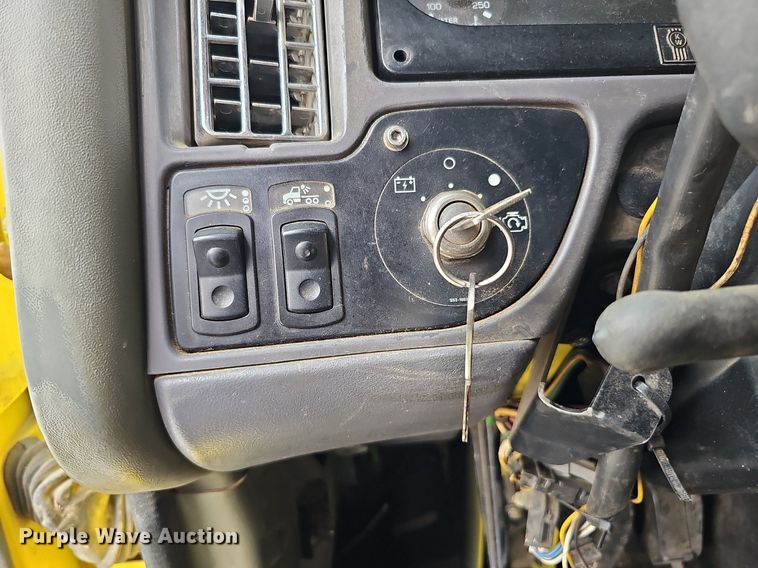 image for item DQ0310 1997 International T2000  semi truck