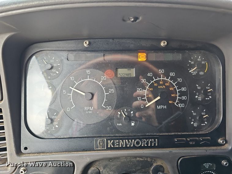 image for item DQ0310 1997 International T2000  semi truck