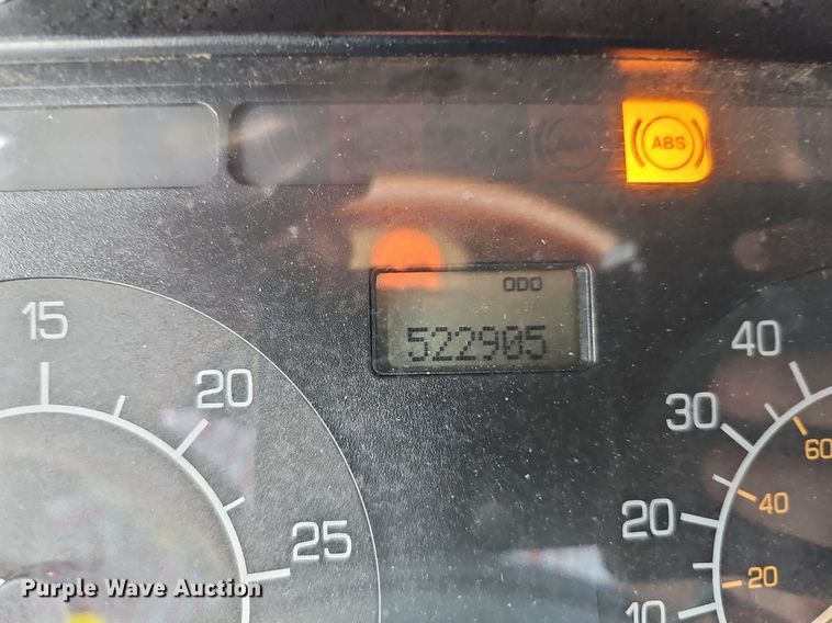 image for item DQ0310 1997 International T2000  semi truck