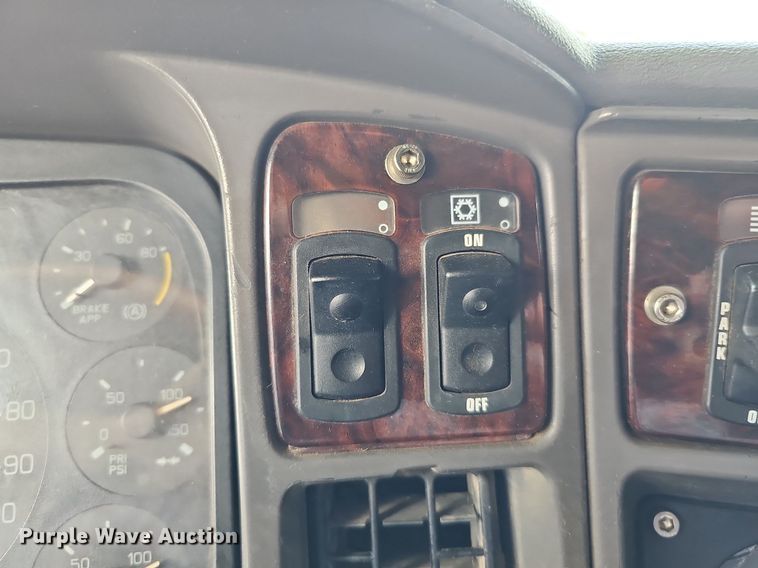 image for item DQ0310 1997 International T2000  semi truck