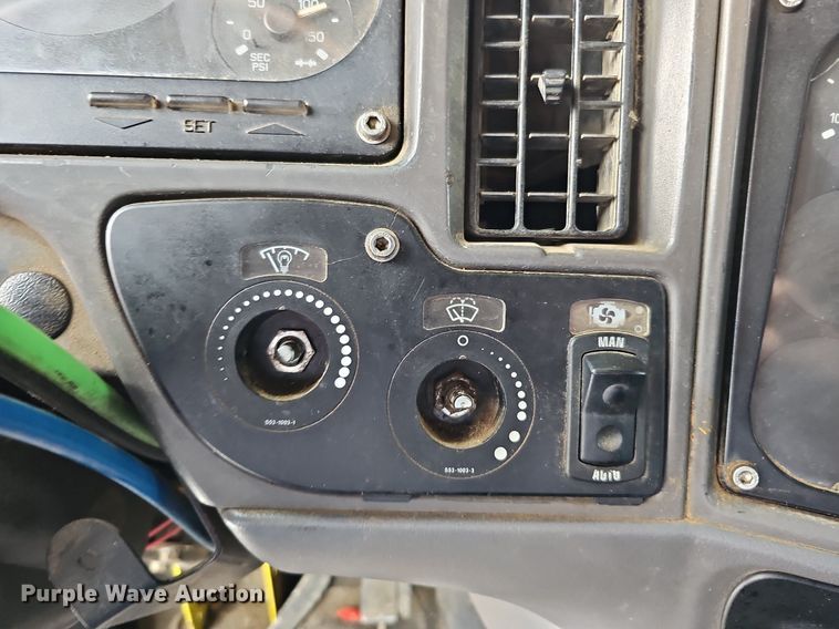 image for item DQ0310 1997 International T2000  semi truck