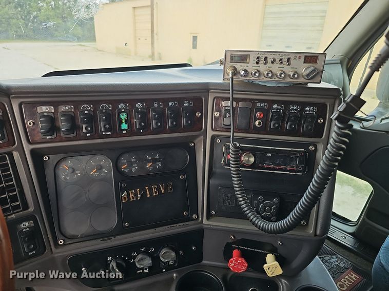 image for item DQ0310 1997 International T2000  semi truck