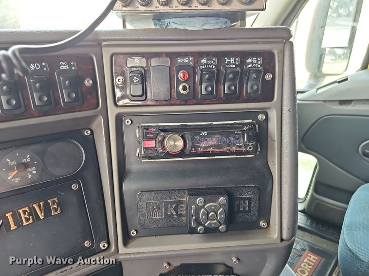 image for item DQ0310 1997 International T2000  semi truck