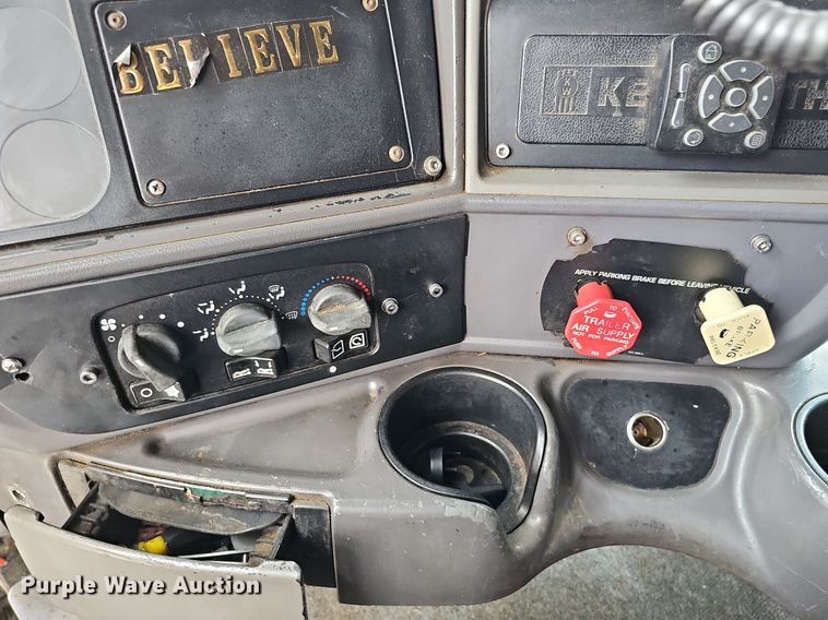 image for item DQ0310 1997 International T2000  semi truck