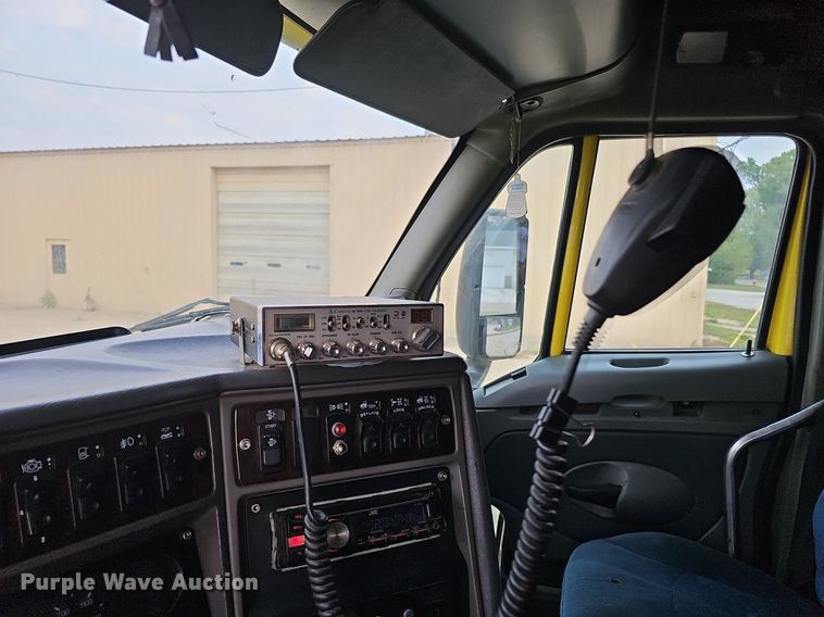 image for item DQ0310 1997 International T2000  semi truck