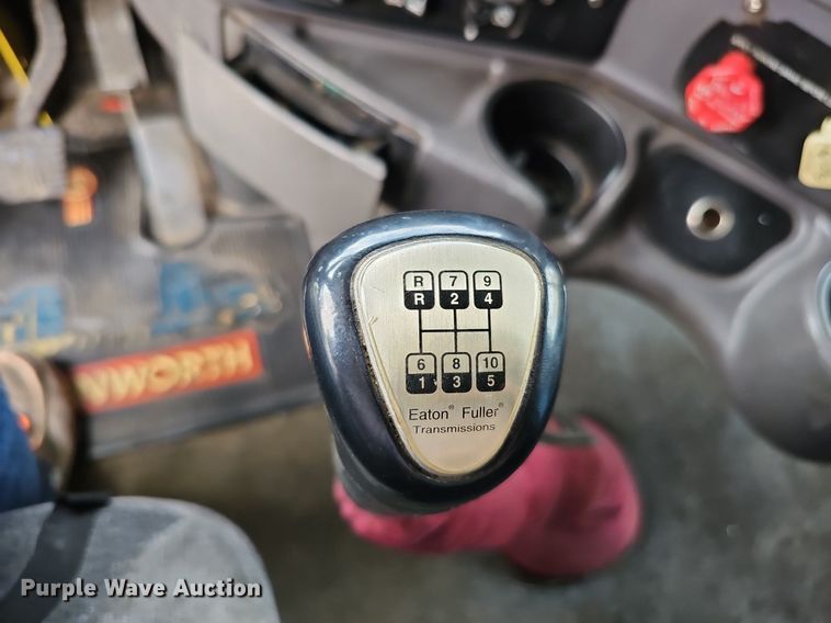 image for item DQ0310 1997 International T2000  semi truck