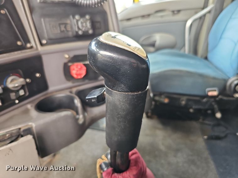 image for item DQ0310 1997 International T2000  semi truck