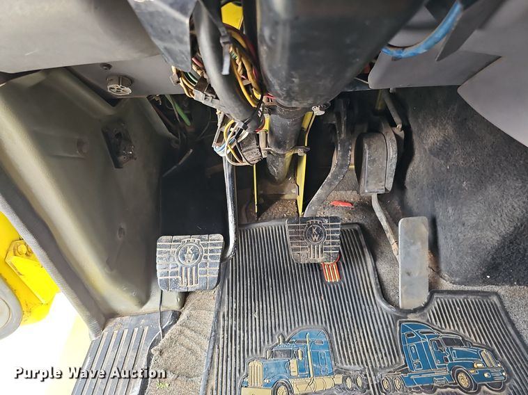 image for item DQ0310 1997 International T2000  semi truck