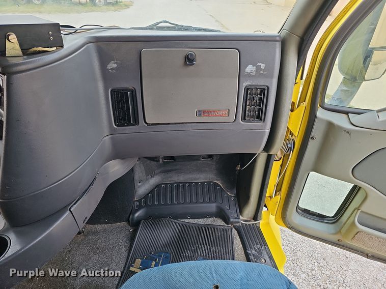 image for item DQ0310 1997 International T2000  semi truck