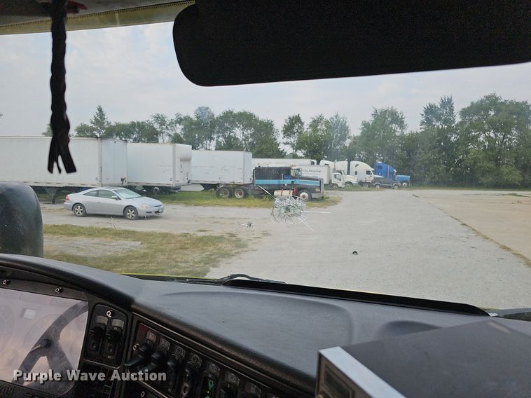 image for item DQ0310 1997 International T2000  semi truck