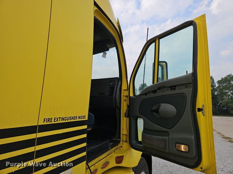 image for item DQ0310 1997 International T2000  semi truck