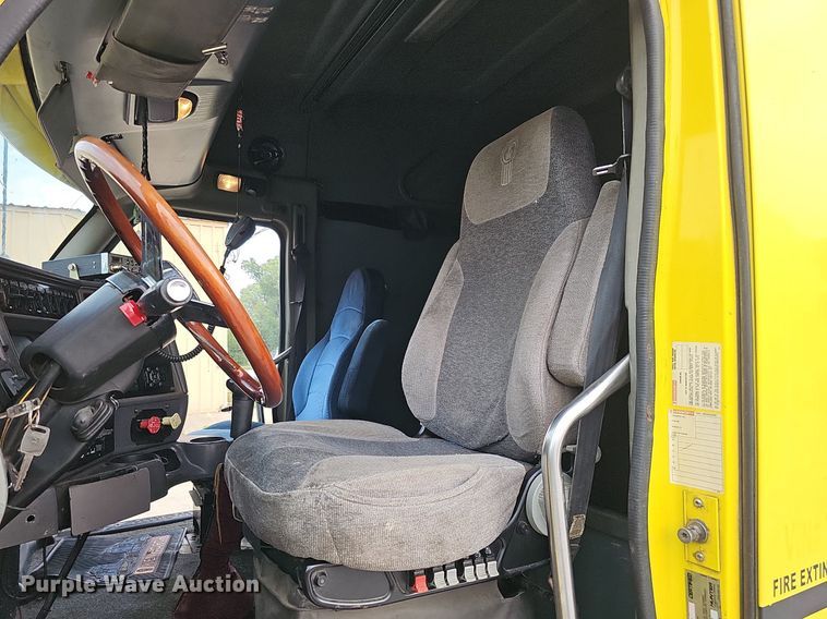 image for item DQ0310 1997 International T2000  semi truck