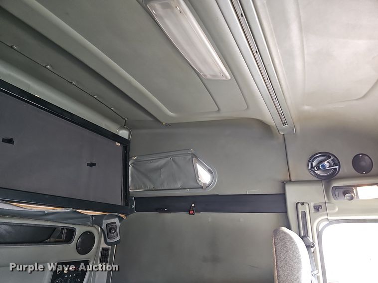 image for item DQ0310 1997 International T2000  semi truck