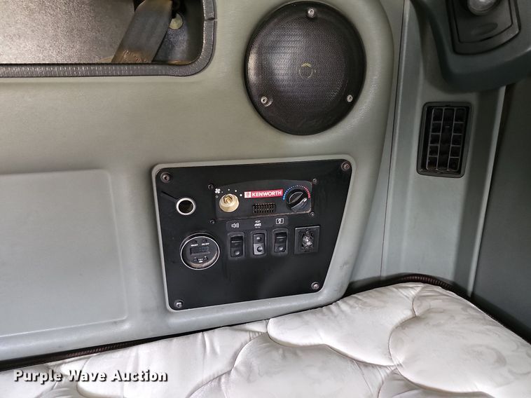 image for item DQ0310 1997 International T2000  semi truck